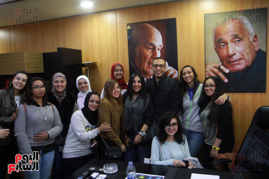 صورة تذكارية لطالبات الجامعة مع رئيس التحرير