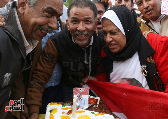 مواطنون يحتفلون بعيد ميلاد الرئيس السيسى