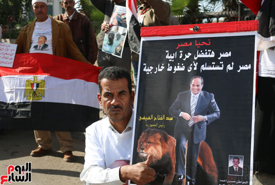 احد متظاهرو القائد إبراهيم يرفع لافتة " خير أجناد الأرض "