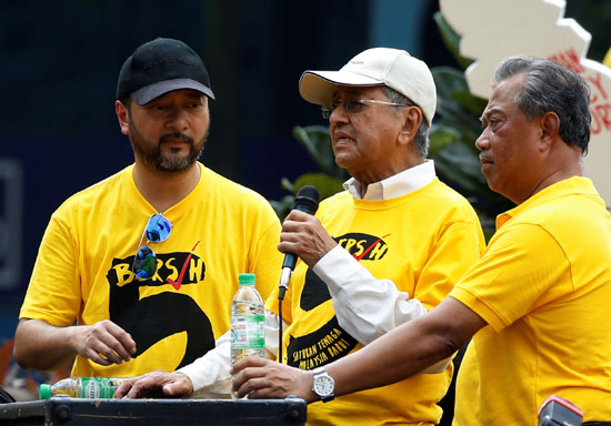 مهاتير محمد ينضم للمتظاهرين فى ماليزيا للمطالبة باستقالة رئيس الوزراء نجيب عبد الرازق