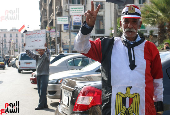 بعض من متظاهرو القائد إبراهيم يحتفلون بعيد ميلاد الرئيس السيسى