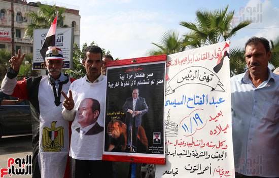 احدى متظاهرات القائد إبراهيم ترفع لافتة " كل سنة و انت طيب يا ريس"