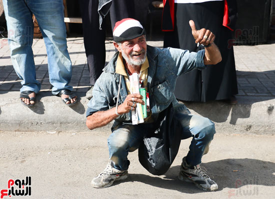 احد متظاهرو القائد إبراهيم يشير بعلامة اللايك للرئيس السيسي