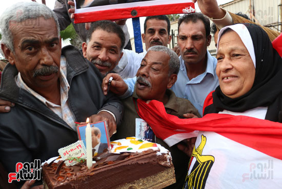 مواطنون يحتفلون بذكرى ميلاد السيسى فى القائد إبراهيم بالإسكندرية