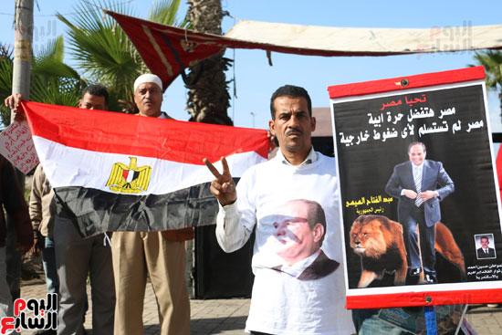 بعض من متظاهرو القائد إبراهيم يشيرون علامة النصر