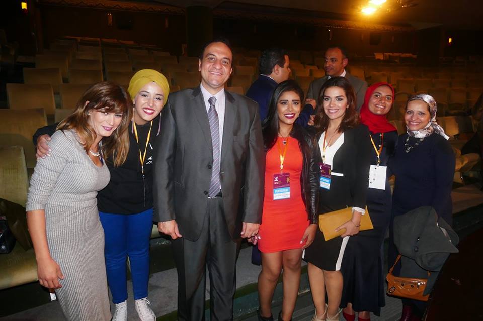 الفنان هشام إسماعيل وعدد من جمهوره