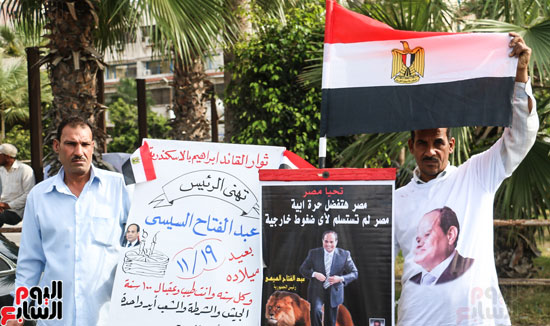متظاهر القائد إبراهيم يرفع لافتة " من الإسكندرية من ثوار القائد إبراهيم كل سنة و أنت طيب يا ريس "