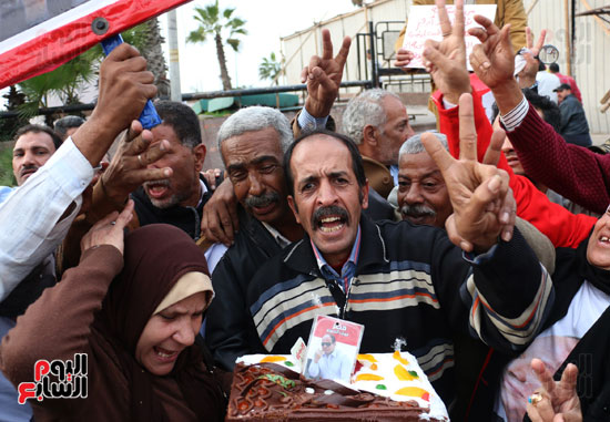 المواطنون يهتفون " تحيا مصر "