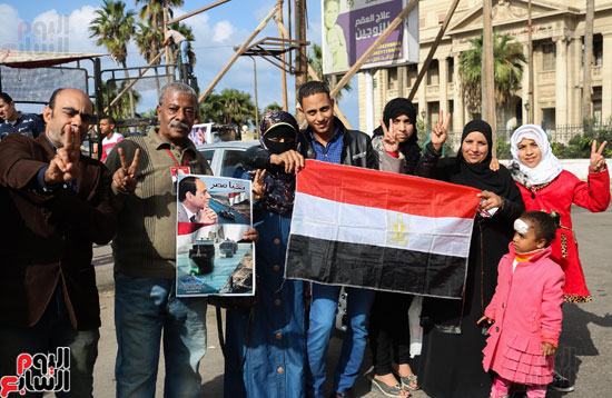 متظاهران  بالقائد إبراهيم يحتفلان بعيد ميلاد الرئيس السيسى