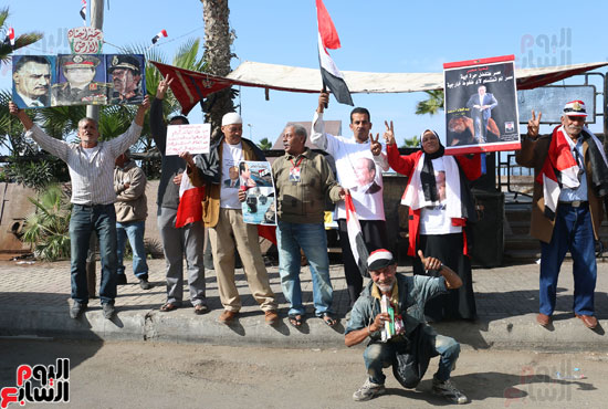 متظاهرو القائد إبراهيم يحتفلون بعيد ميلاد الرئيس السيسى 