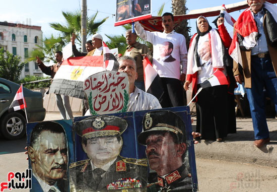  احد متظاهرو القائد إبراهيم يرفع لافتة " تحيا مصر ، مصر حتفضل أبية "