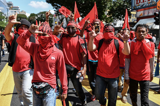 المؤيدون للحكومة يرتدون القمصان الحمر