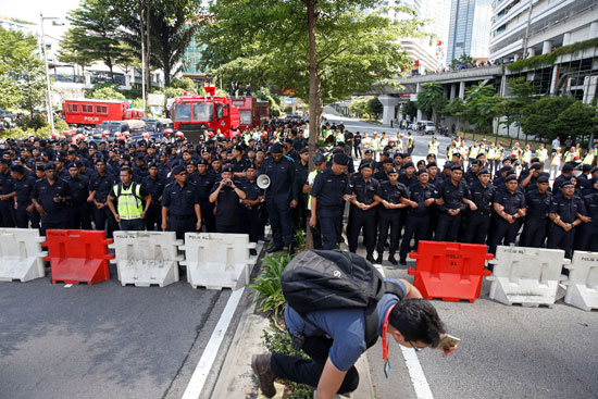 الشرطة الماليزية تضع حواجز لمنع مسيرة المتظاهرين