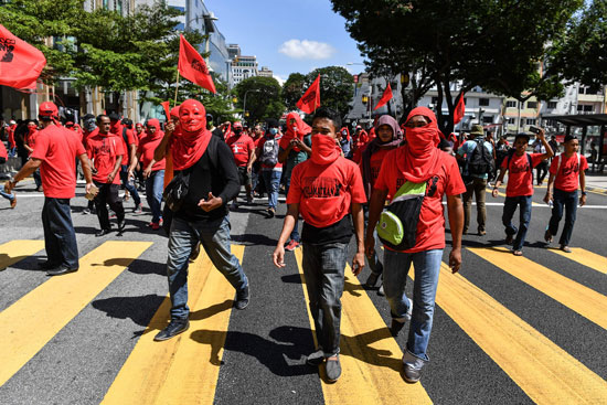 مسيرة للقمصان الحمر لمواجهة الاحتجاجات