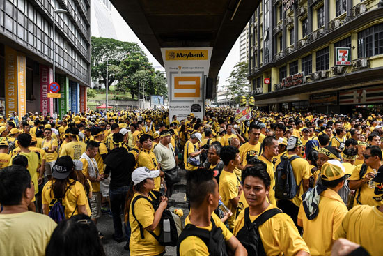 المتظاهرون يرتدون قمصان صفراء
