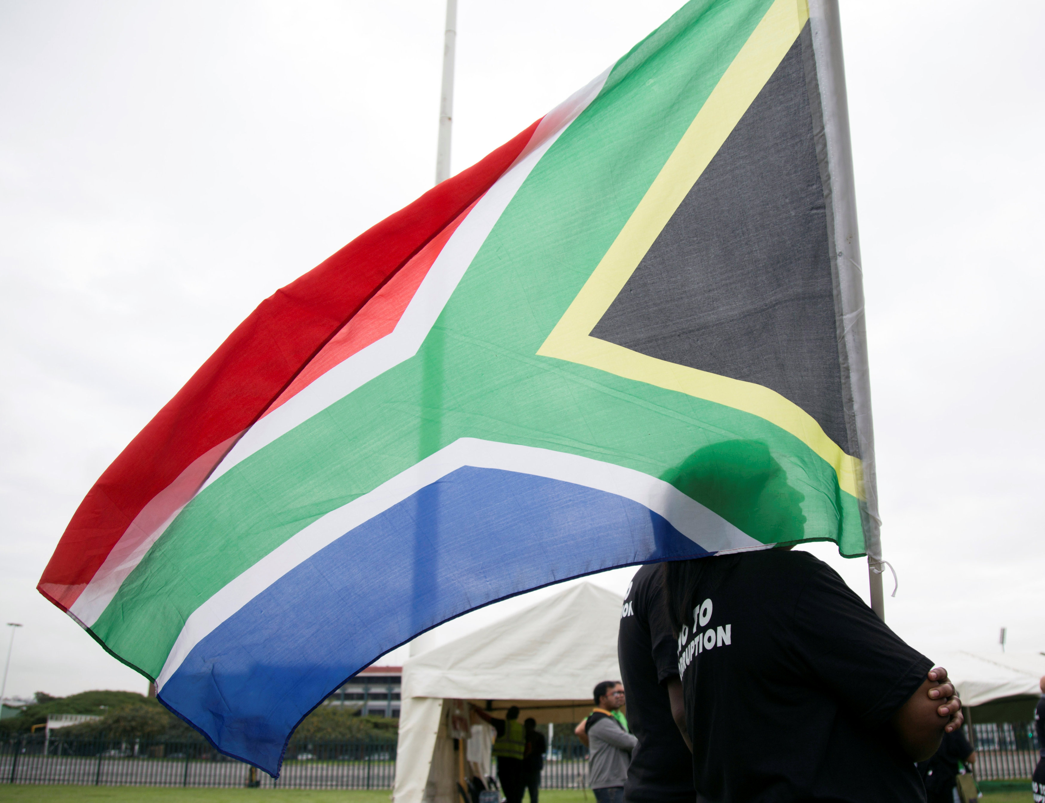 العلم الجنوب افريقيى فى المظاهرات