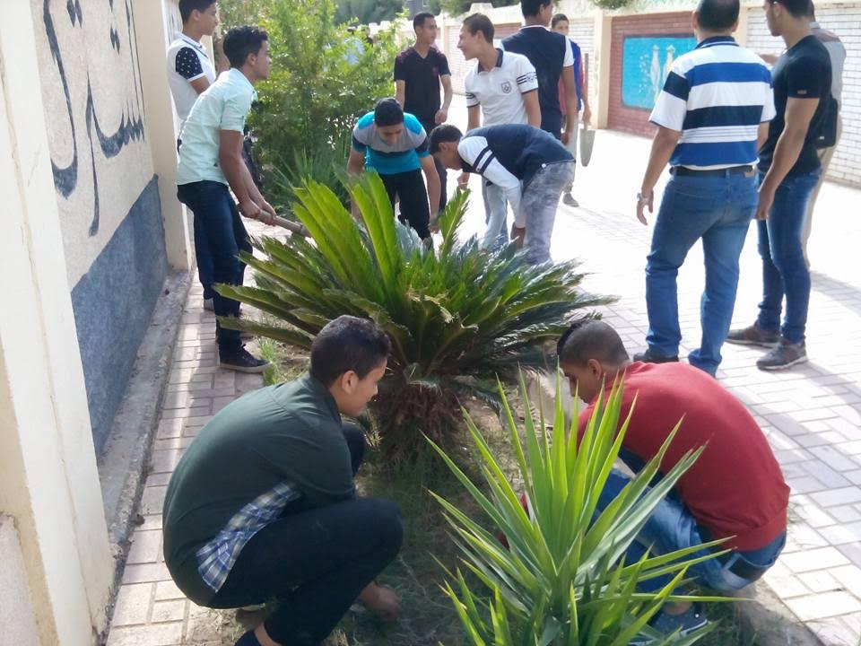 الطلاب أثناء زراعة الأشجار داخل المدرسة