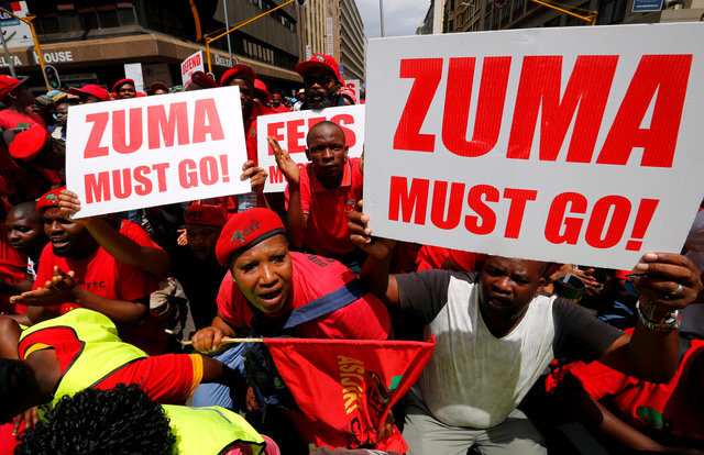 المتظاهرون يرفعون شعارات ضد زوما