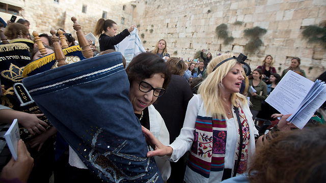 سيدات يهوديات يحملن التوراة 