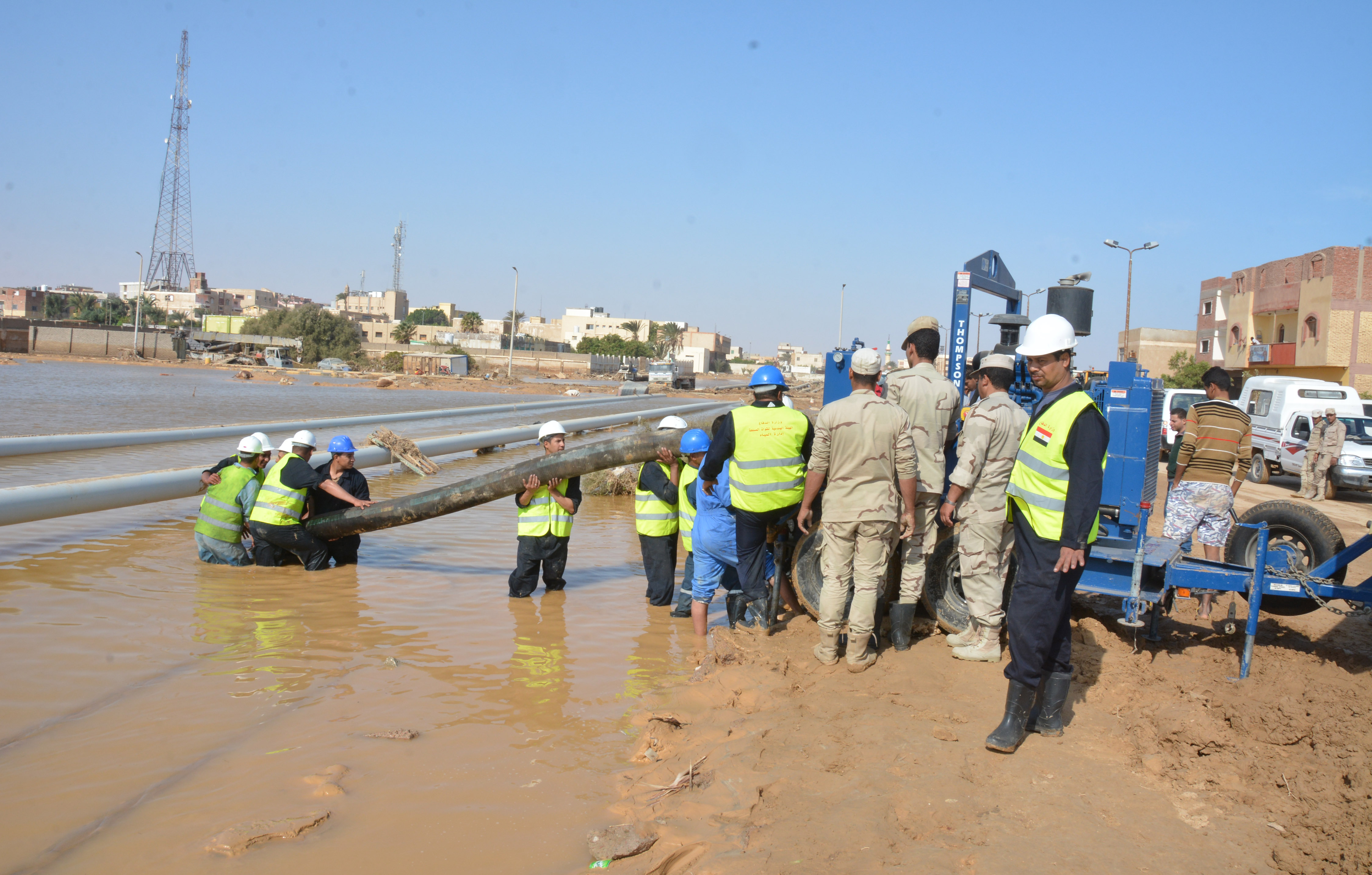 عناصر القوات المسلحة تواصل مساعدة القطاع المدنى لإزالة اثار السيول 