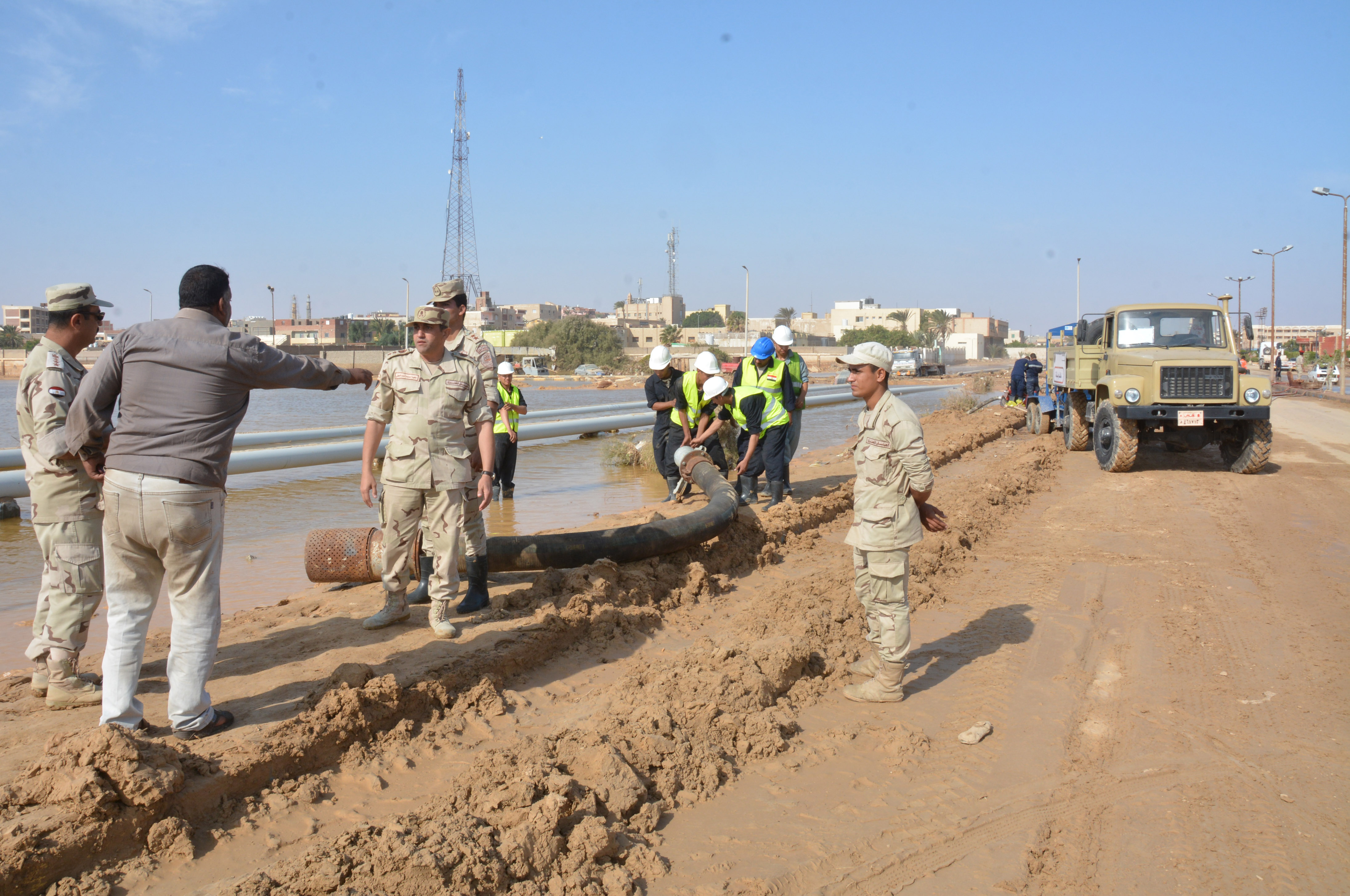 القوات المسلحة تواصل العمل ليل نهار لإزالة أضرار السيول
