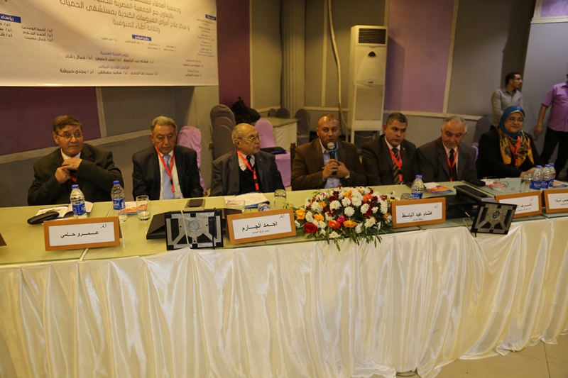  الدكتور هشام عبدالباسط محافظ المنوفية مع المشاركين في المؤتمر 