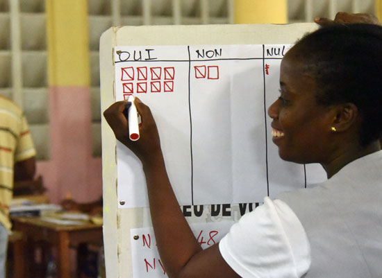ساحل العاج تصوت بـنعم فى استفتاء على دستور جديد  (8)
