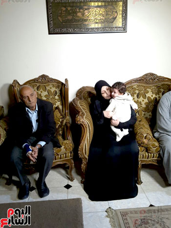 الدكتورة رشا فريد حرم الشهيد رامى حسنين تحتضن طفلتها دارين 5 شهور