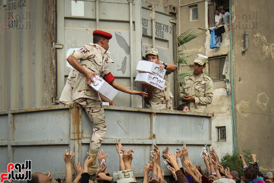القوات المسلحة توزع سلع غذائية على المواطنين (42)