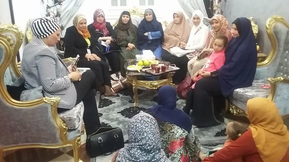 أعضاء المجلس القومى للمرأة بالشرقية مع بنات أسرة القتيل بعد الجلسة العرفية