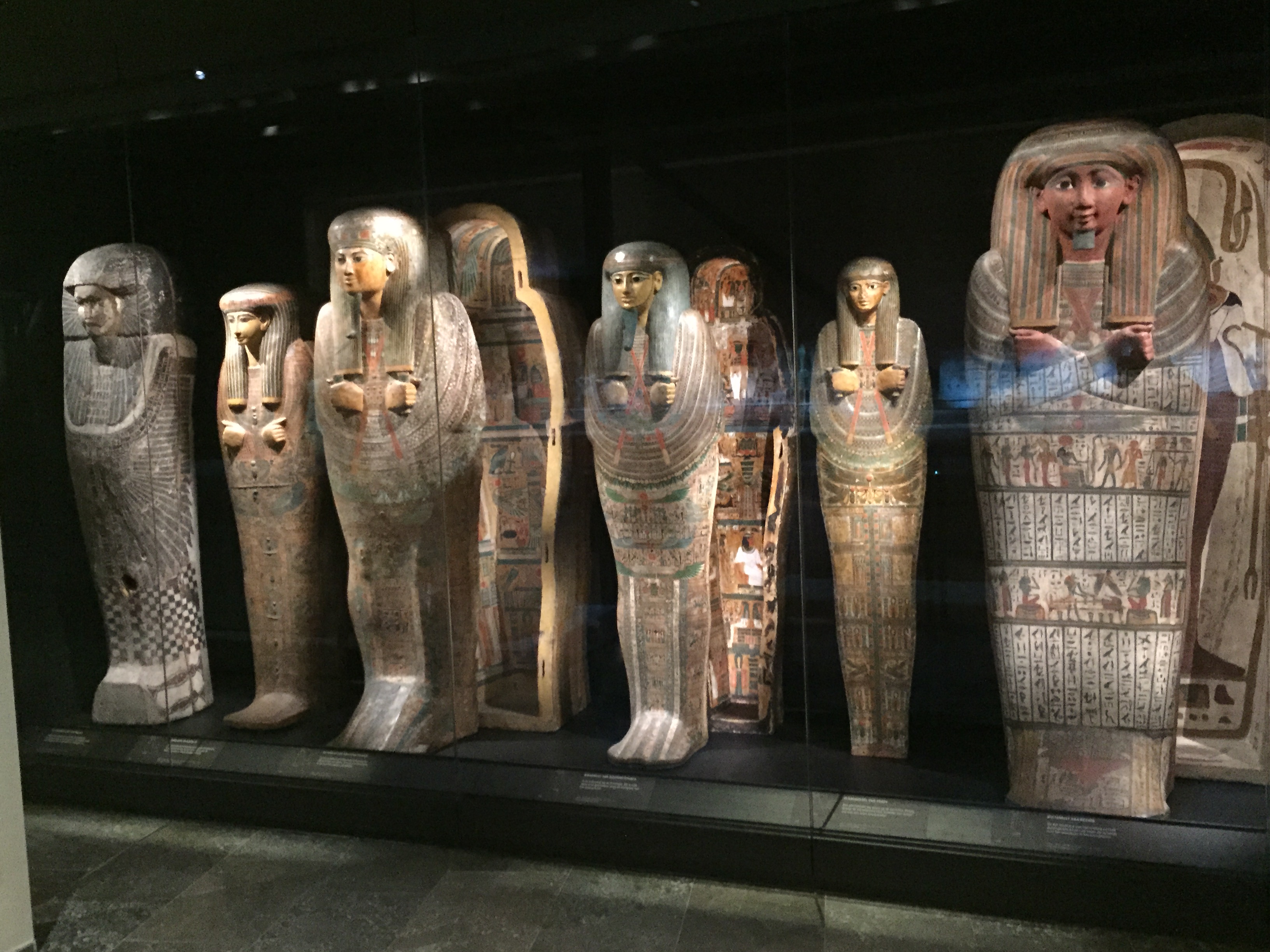 جانب من التماثيل المصرية فى معرض هولندا