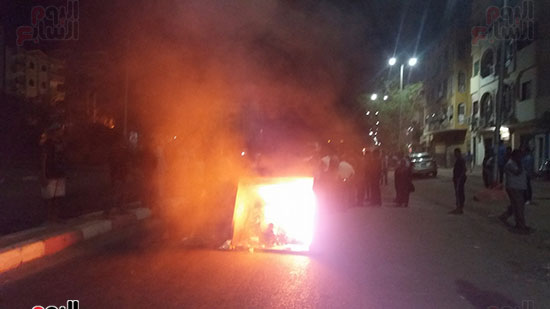 المحتجون يشعلون النيران فى صندوق للقمامة