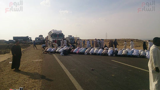 المحتجون أثناء تأدية صلاة العصر على طريق أبوسمبل