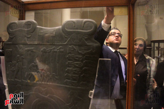 وزير الآثار يمزح مع أحد الطلبة داخل المتحف