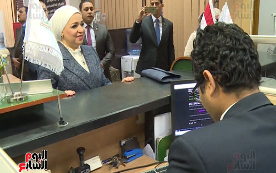  السيدة انتصار السيسى قرينة رئيس الجمهورية تتحدث لموظفى البنك أثناء تبرعها لصندوق تحيا مصر 