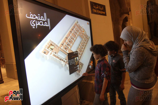 أم وأطفالها يشاهدون محتويات المتحف المصرى