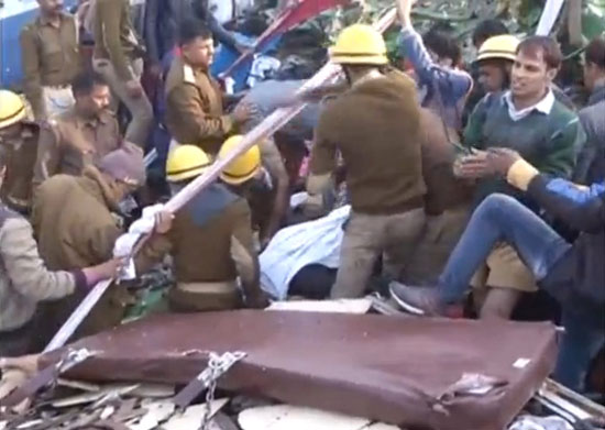  	قوات الإنقاذ فى الهند تحاول اسعاف المصابين 