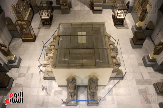 أحد التماثيل داخل المتحف المصرى