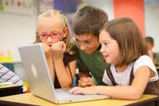 أطفال يتصفحون على الانترنت
