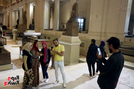 الزائرون يشاهدون محتويات المتحف المصرى
