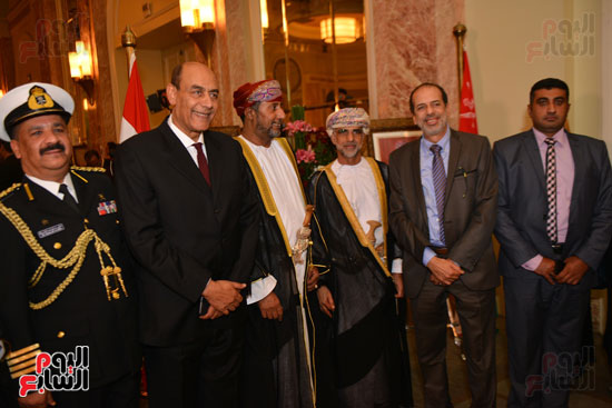 أحمد بدير والسفير العماني خلال مراسم الاستقبال