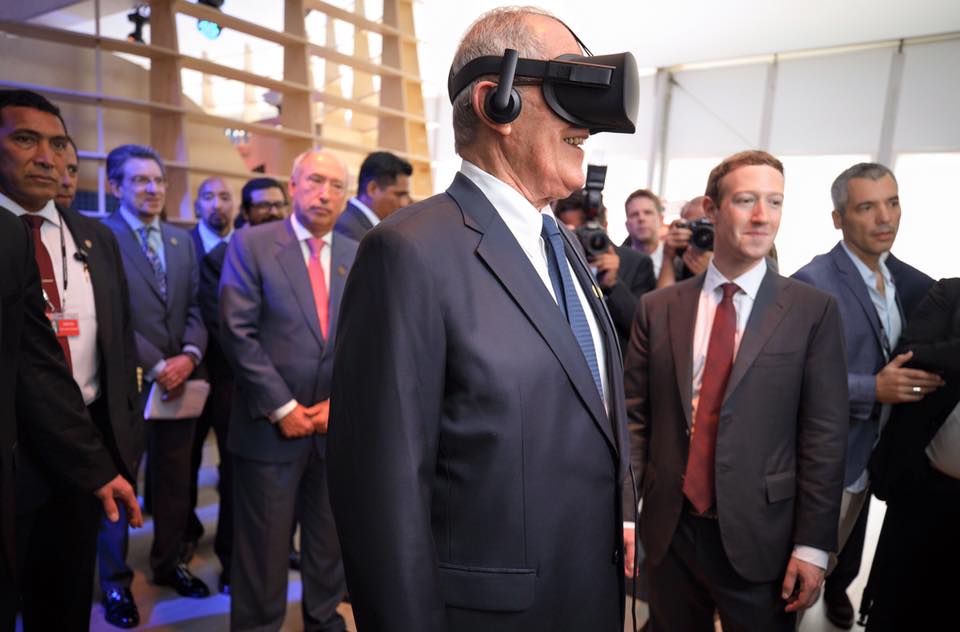 رئيس بيرو يجرب نظارة الواقع الافتراضى