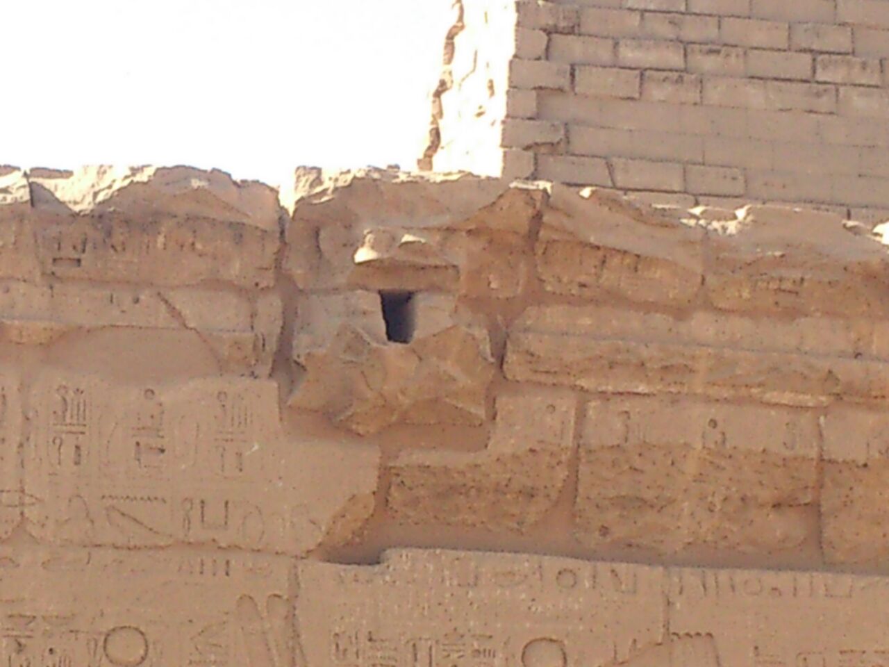 احدى الميازيب أعلي أعمدة المعابد بمحافظة الاقصر