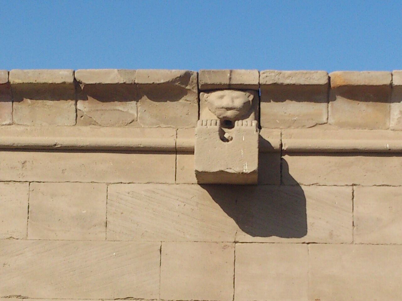 أحد ميازيب تصريف المياة أعلي جدران معبد الكرنك للحفاظ علي الألوان