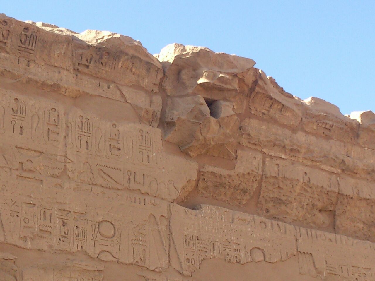 النقوش الفرعونية متراصة بجوار أحد الميازيب لتصريف المياة بالكرنك