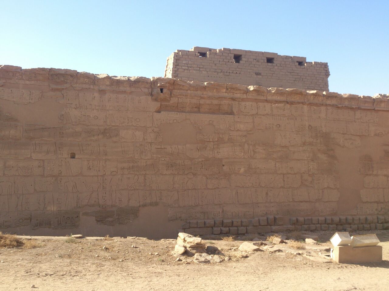 جدران معبد الكرنك بنيت بميلان لتصريف مياة الامطار بصورة تحفظ الاثار