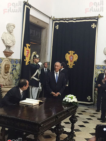 الرئيس السيسي يوقع فى سجل الشرف بالقصر الجمهورى بالبرتغال (5)