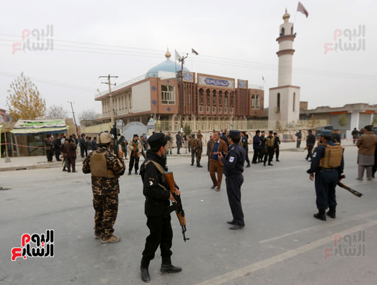 قوات الأمن الأفغانية تمشط موقع الانفجار