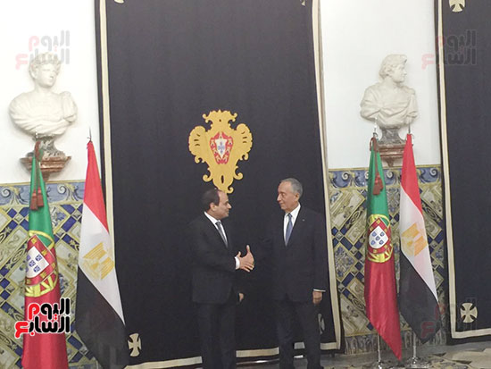 الرئيس السيسي يوقع فى سجل الشرف بالقصر الجمهورى بالبرتغال (2)