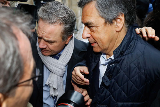 رئيس وزراء فرنسا السابق فرنسوا فيون  يصل مقر حملته الانتخابية